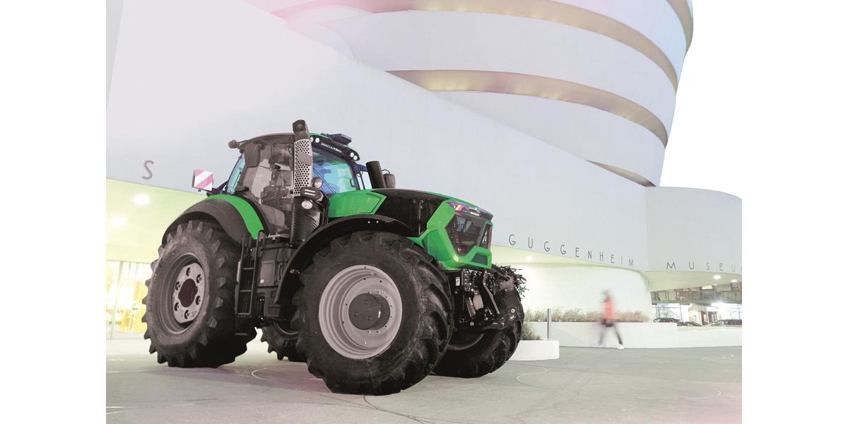DEUTZ-FAHR 9340 TTV Warrior at Guggenheim Museum, as entrance icon to the exhibition “Countryside, The Future” εικόνα